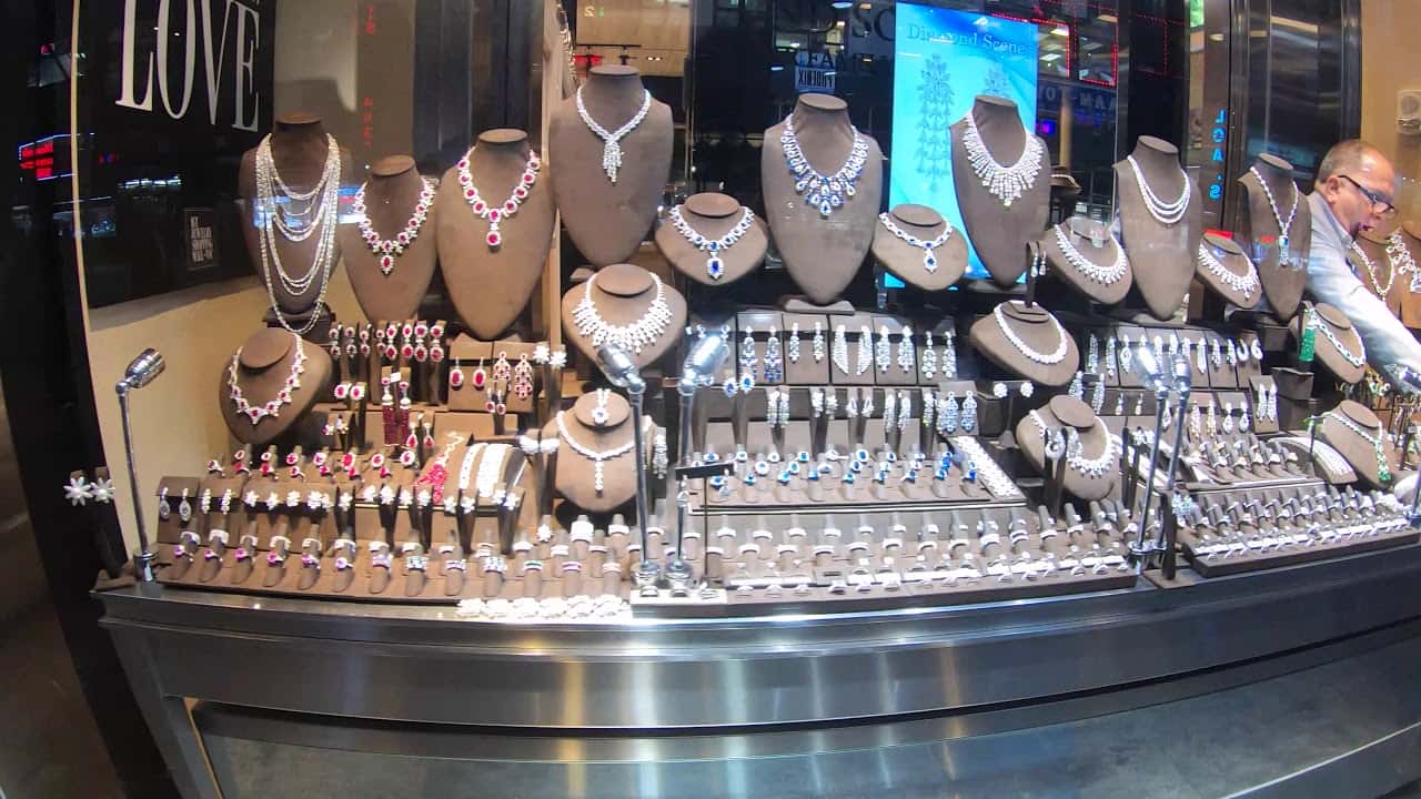 NYC Jewelry Store Robbery Nets Thieves 1M in Stolen Gems via Pretend